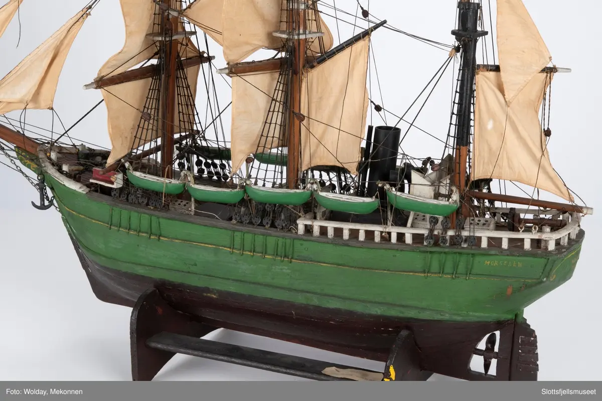 Modell av selfangeren MORGENEN. Skipet er grønmalt med sort vannlinje og sort skorstein. Rigget.