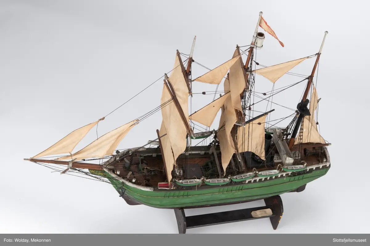 Modell av selfangeren MORGENEN. Skipet er grønmalt med sort vannlinje og sort skorstein. Rigget.