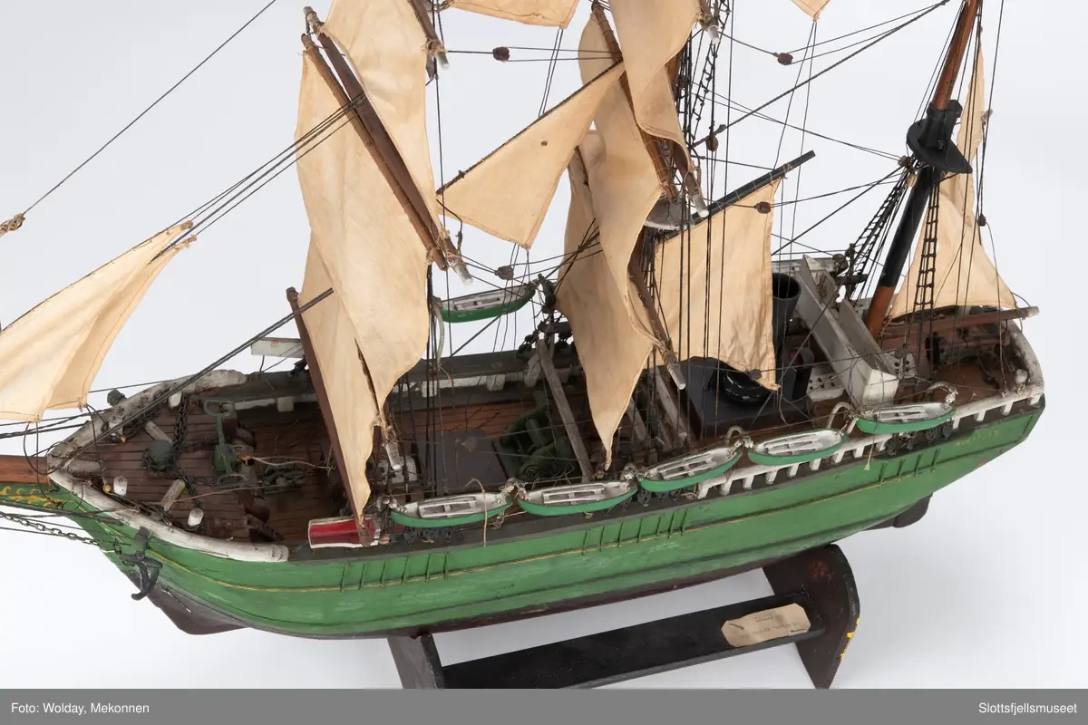 Modell av selfangeren MORGENEN. Skipet er grønmalt med sort vannlinje og sort skorstein. Rigget.