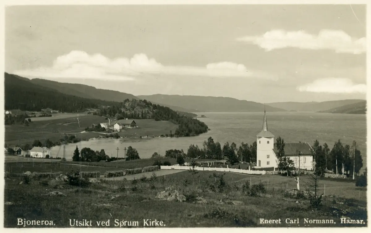 Sørum kirke i Bjoneroa, med Randsfjorden i bakgrunnen