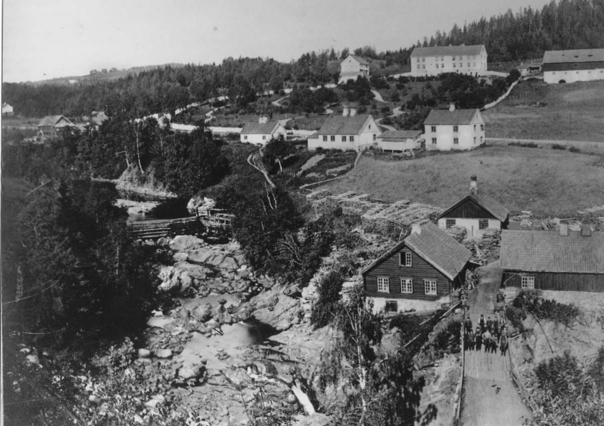 Mustad fabrikker, med Brusveen Gård i bakgrunnen.