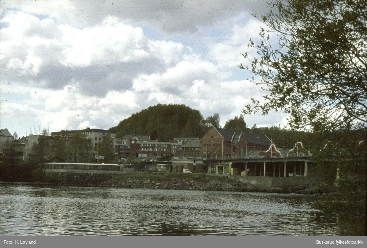 mot brua og samfunnshuset. Nedenfor Hønefossen