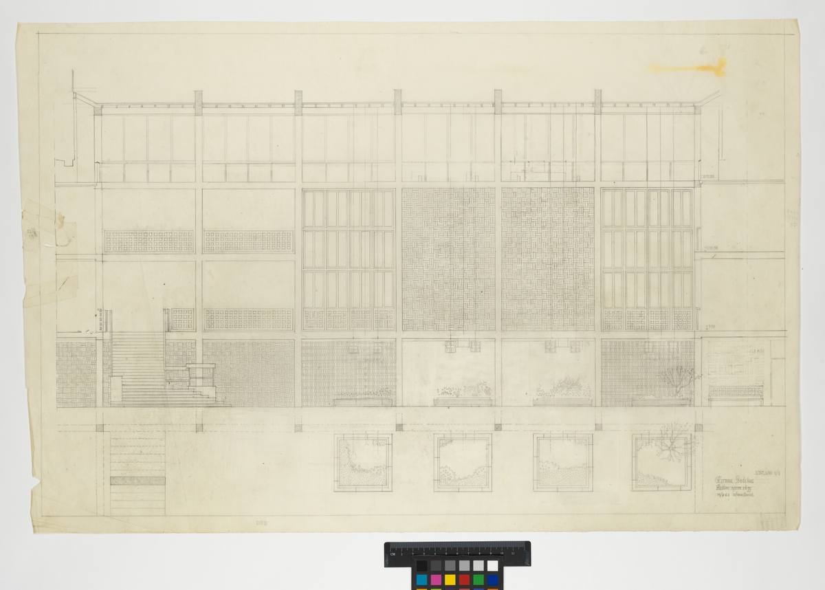 Kiruna stadshus.
Hallens norra vägg, vägguppställning.
Elevation och plan av storhall.