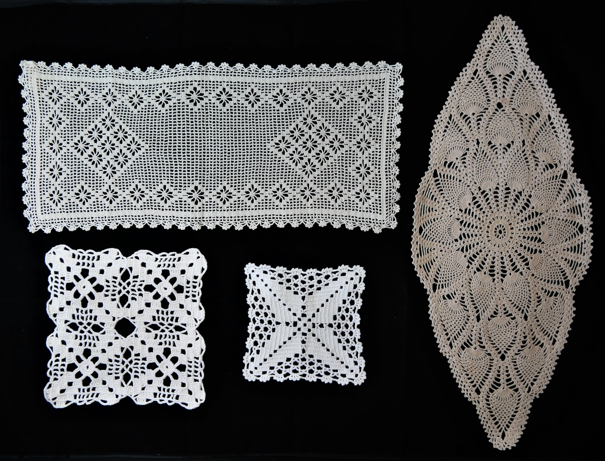 Sytten dukar, i ulike utformingar og storleikar. Seksten av dei er hekla, medan den siste er strikka. Den strikka duken, samt ni av dei hekla - har sirkulær form. Av resten av dei hekla dukane er fire kvadratiske, èin rektangulær, og to ovale i forma.