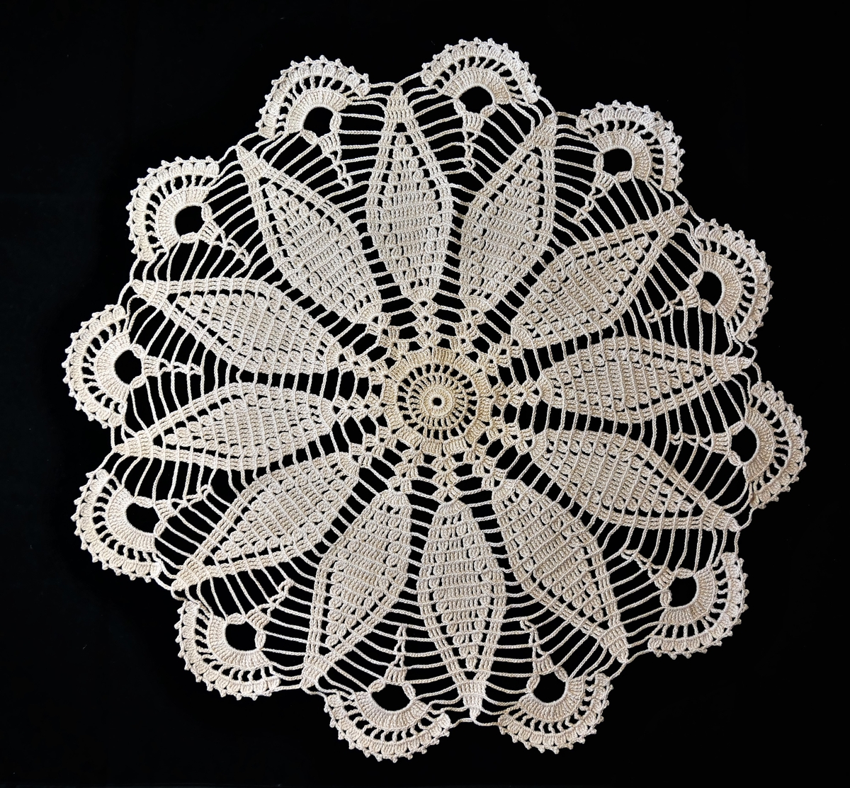 Sytten dukar, i ulike utformingar og storleikar. Seksten av dei er hekla, medan den siste er strikka. Den strikka duken, samt ni av dei hekla - har sirkulær form. Av resten av dei hekla dukane er fire kvadratiske, èin rektangulær, og to ovale i forma.