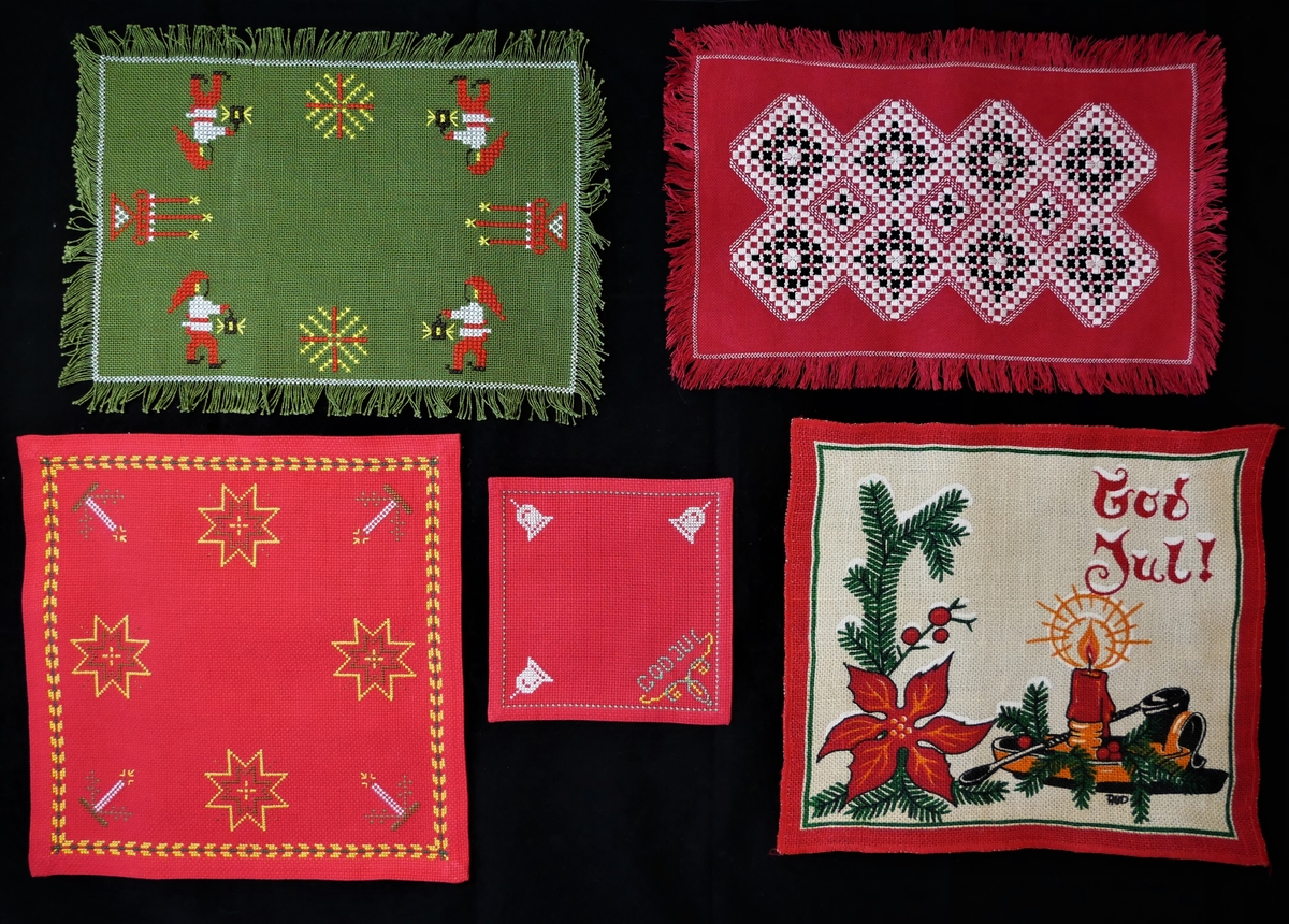 33 juledukar/ løparar/ brikker i ulike storleikar og utforming. Nokre av dei er brodert for hand, og nokre er maskinelt produserte. 6 stjerneforma brikker, 7 runde brikker, 2 kvadratiske brikker, 3 rektangulære brikker, 3 ovale løparar, 8 rektangulære løparar, 4 større dukar.