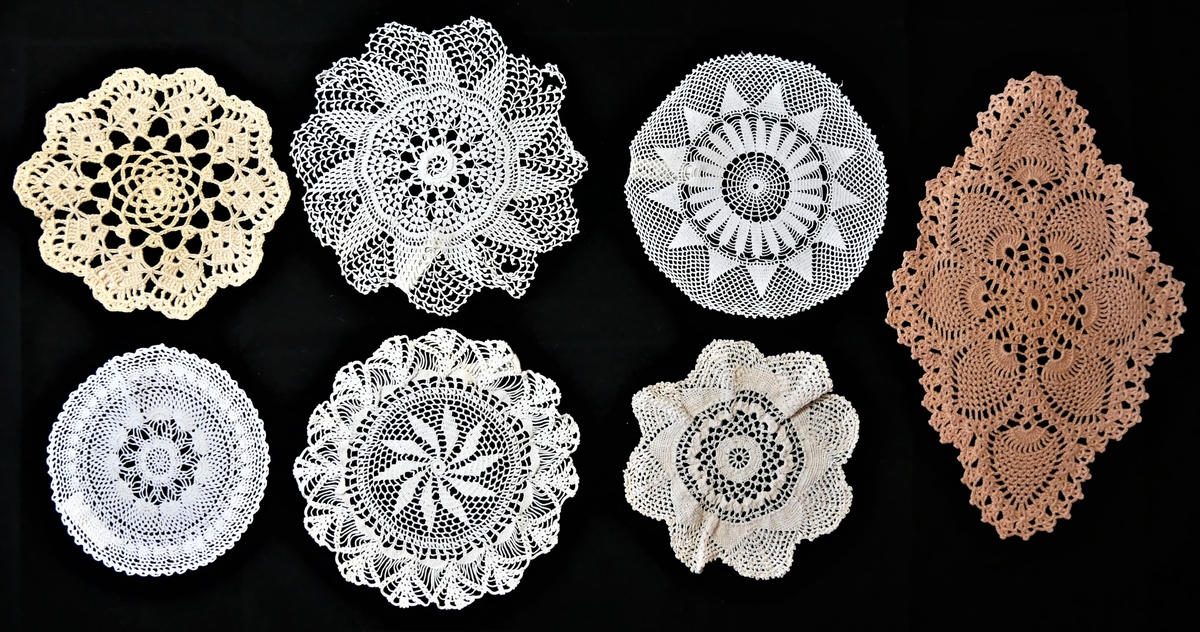 Sytten dukar, i ulike utformingar og storleikar. Seksten av dei er hekla, medan den siste er strikka. Den strikka duken, samt ni av dei hekla - har sirkulær form. Av resten av dei hekla dukane er fire kvadratiske, èin rektangulær, og to ovale i forma.