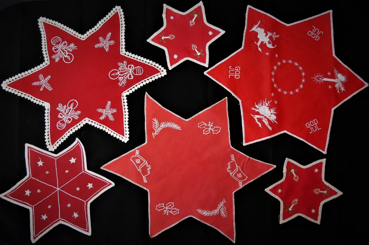 33 juledukar/ løparar/ brikker i ulike storleikar og utforming. Nokre av dei er brodert for hand, og nokre er maskinelt produserte. 6 stjerneforma brikker, 7 runde brikker, 2 kvadratiske brikker, 3 rektangulære brikker, 3 ovale løparar, 8 rektangulære løparar, 4 større dukar.