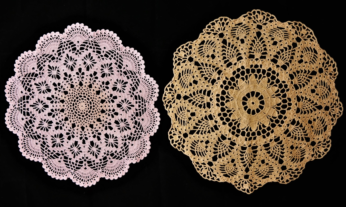 Sytten dukar, i ulike utformingar og storleikar. Seksten av dei er hekla, medan den siste er strikka. Den strikka duken, samt ni av dei hekla - har sirkulær form. Av resten av dei hekla dukane er fire kvadratiske, èin rektangulær, og to ovale i forma.