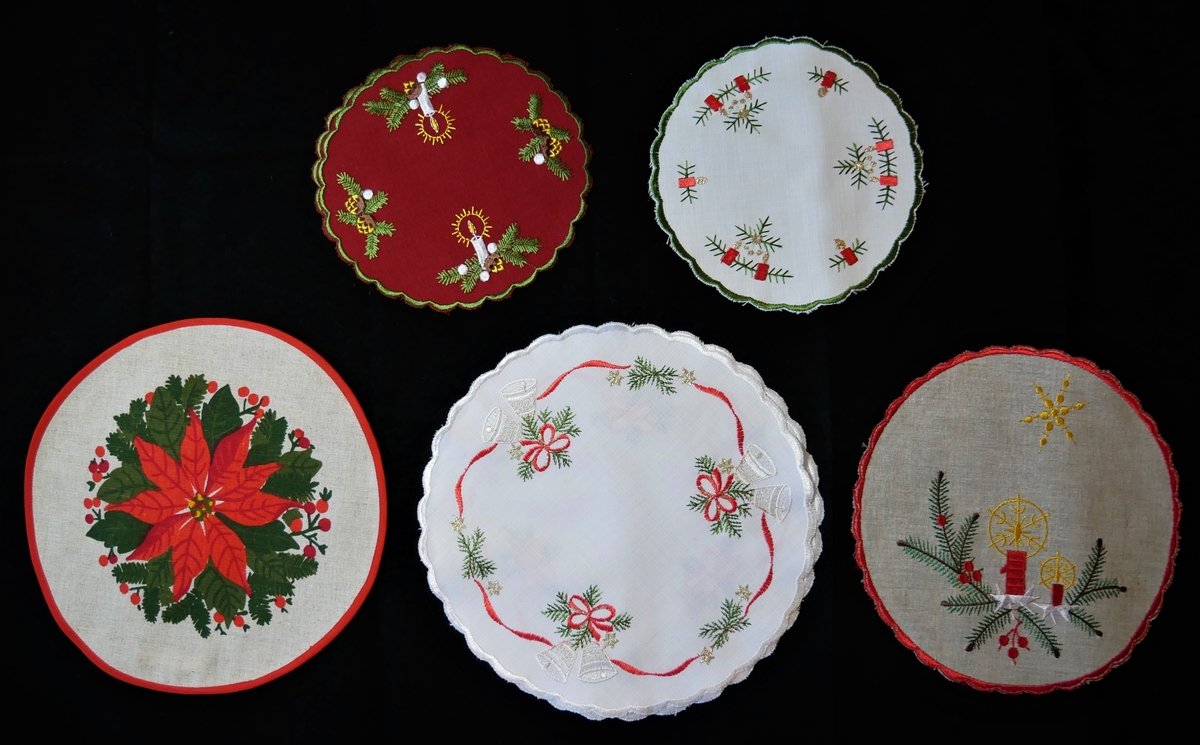 33 juledukar/ løparar/ brikker i ulike storleikar og utforming. Nokre av dei er brodert for hand, og nokre er maskinelt produserte. 6 stjerneforma brikker, 7 runde brikker, 2 kvadratiske brikker, 3 rektangulære brikker, 3 ovale løparar, 8 rektangulære løparar, 4 større dukar.