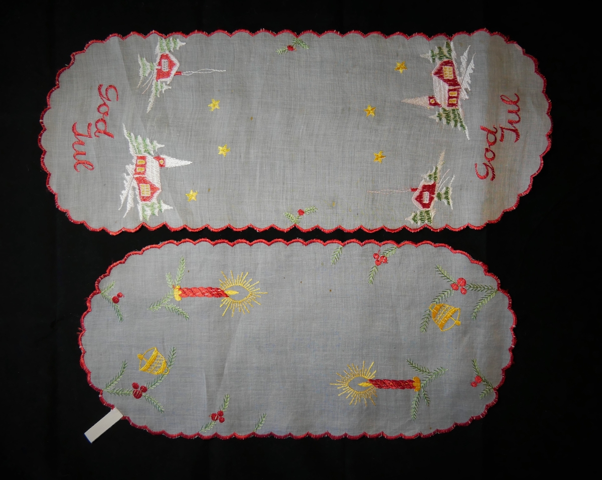 33 juledukar/ løparar/ brikker i ulike storleikar og utforming. Nokre av dei er brodert for hand, og nokre er maskinelt produserte. 6 stjerneforma brikker, 7 runde brikker, 2 kvadratiske brikker, 3 rektangulære brikker, 3 ovale løparar, 8 rektangulære løparar, 4 større dukar.