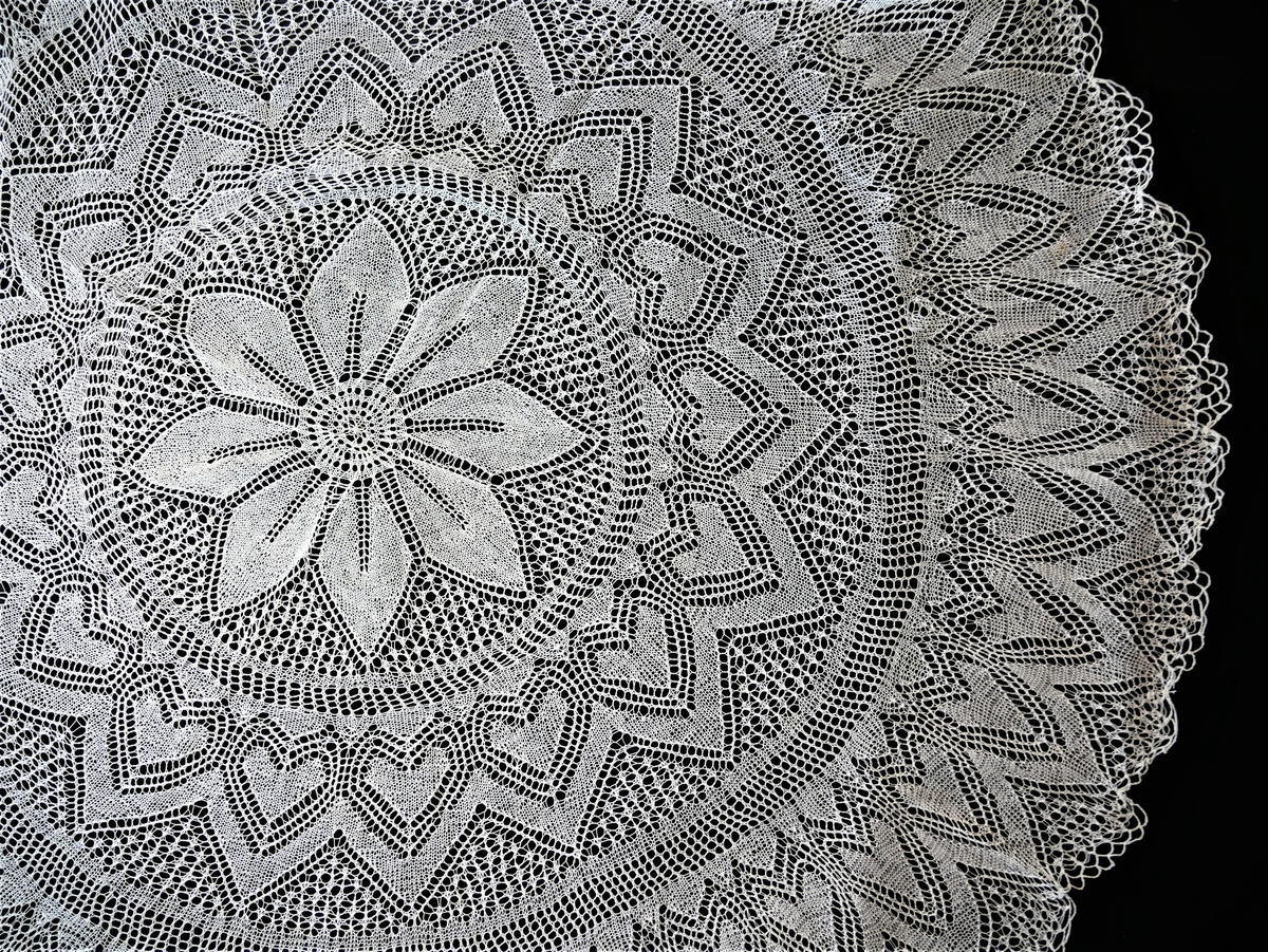 Sytten dukar, i ulike utformingar og storleikar. Seksten av dei er hekla, medan den siste er strikka. Den strikka duken, samt ni av dei hekla - har sirkulær form. Av resten av dei hekla dukane er fire kvadratiske, èin rektangulær, og to ovale i forma.