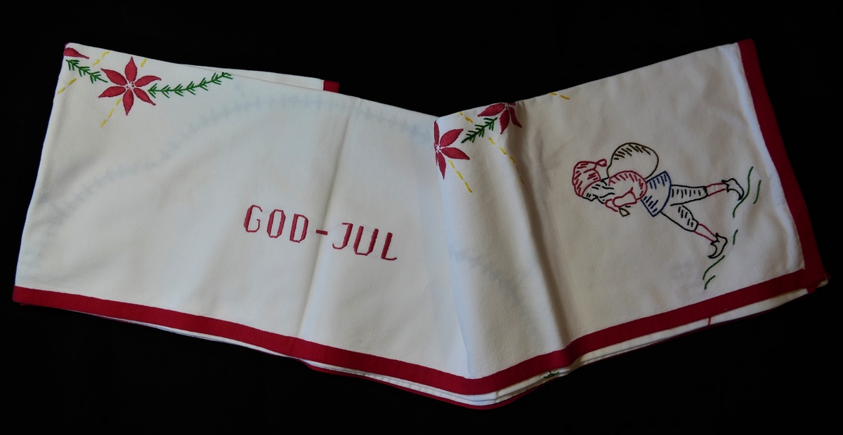 33 juledukar/ løparar/ brikker i ulike storleikar og utforming. Nokre av dei er brodert for hand, og nokre er maskinelt produserte. 6 stjerneforma brikker, 7 runde brikker, 2 kvadratiske brikker, 3 rektangulære brikker, 3 ovale løparar, 8 rektangulære løparar, 4 større dukar.