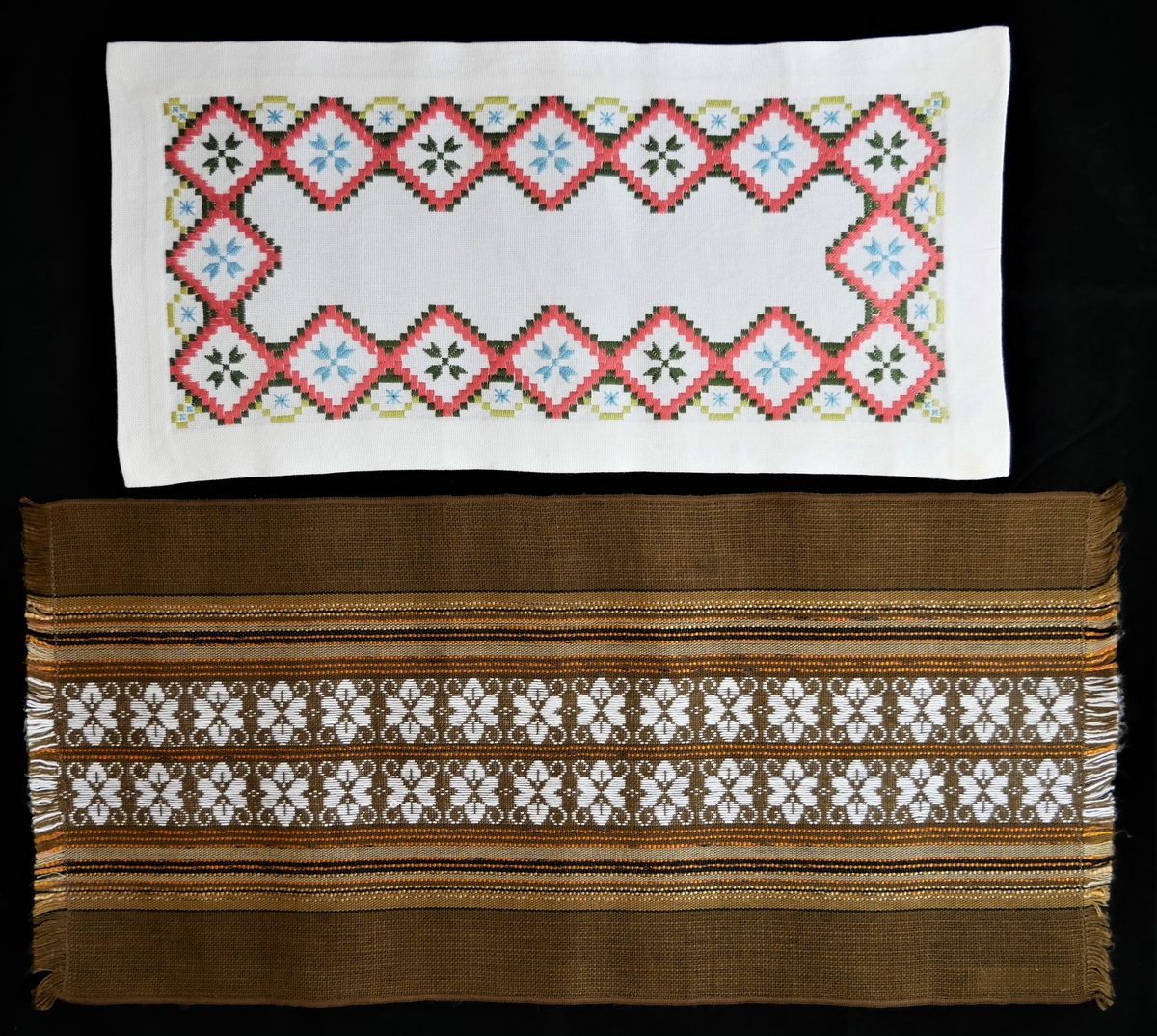 31 dukar/løparar/brikker i ulike utformingar og storleikar. Nokre av dei er brodert for hand, medan nokre er maskinelt framstilt. Tre større dukar, ni kvadratiske brikker, fem rektangulære brikker, fjorten løparar.