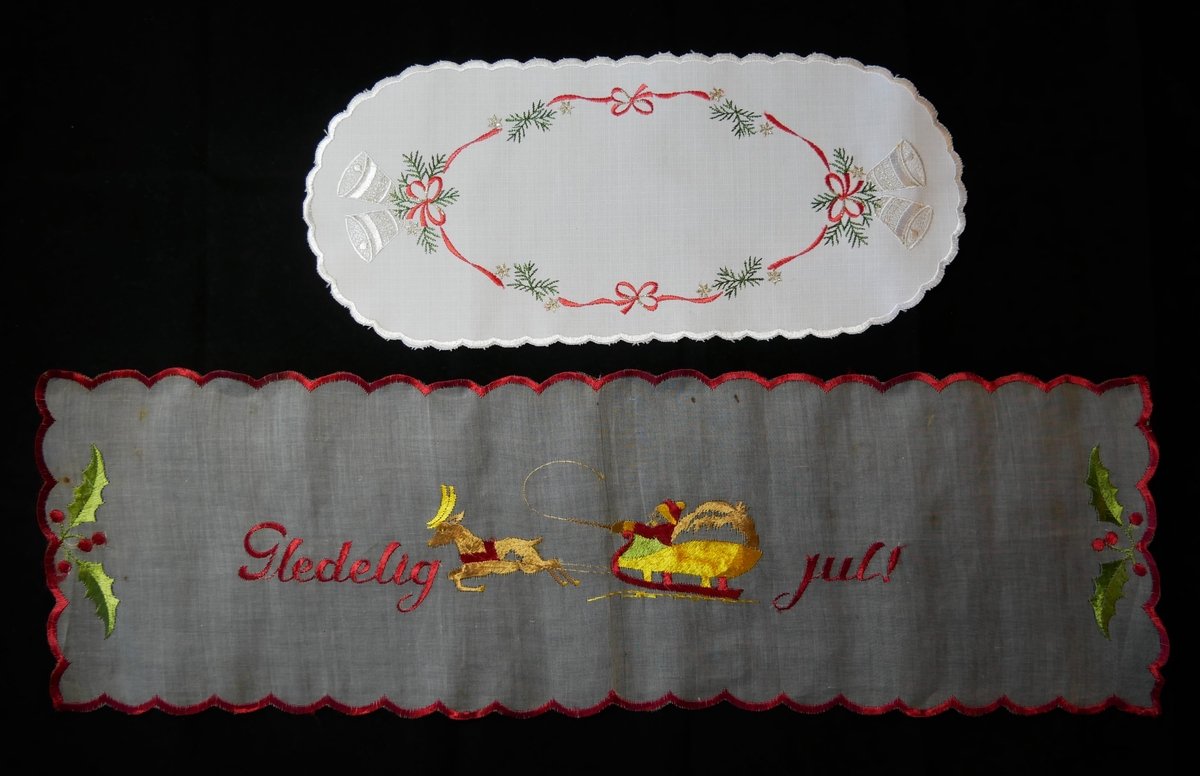 33 juledukar/ løparar/ brikker i ulike storleikar og utforming. Nokre av dei er brodert for hand, og nokre er maskinelt produserte. 6 stjerneforma brikker, 7 runde brikker, 2 kvadratiske brikker, 3 rektangulære brikker, 3 ovale løparar, 8 rektangulære løparar, 4 større dukar.