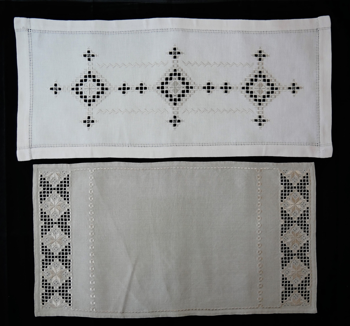 31 dukar/løparar/brikker i ulike utformingar og storleikar. Nokre av dei er brodert for hand, medan nokre er maskinelt framstilt. Tre større dukar, ni kvadratiske brikker, fem rektangulære brikker, fjorten løparar.