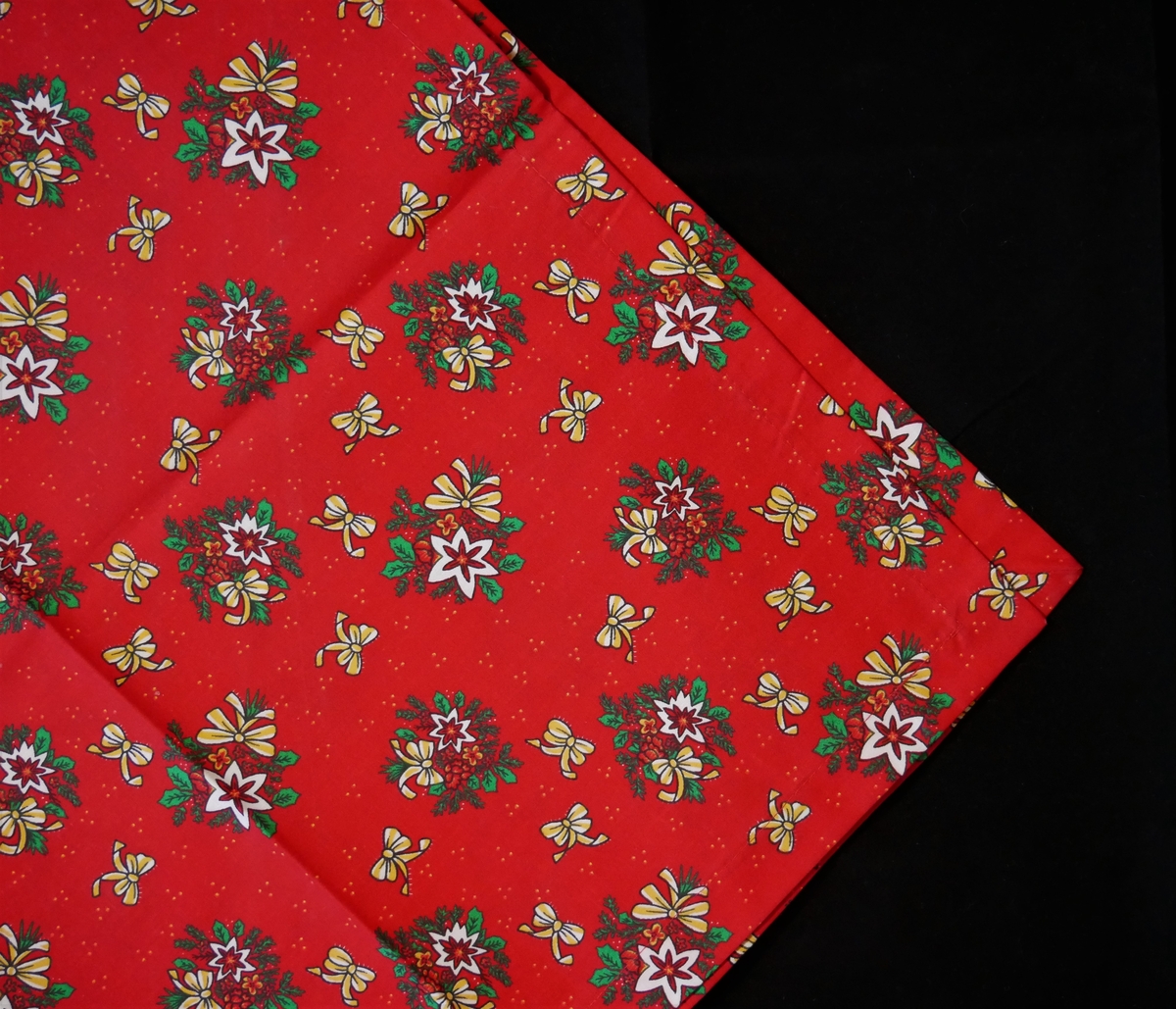 33 juledukar/ løparar/ brikker i ulike storleikar og utforming. Nokre av dei er brodert for hand, og nokre er maskinelt produserte. 6 stjerneforma brikker, 7 runde brikker, 2 kvadratiske brikker, 3 rektangulære brikker, 3 ovale løparar, 8 rektangulære løparar, 4 større dukar.