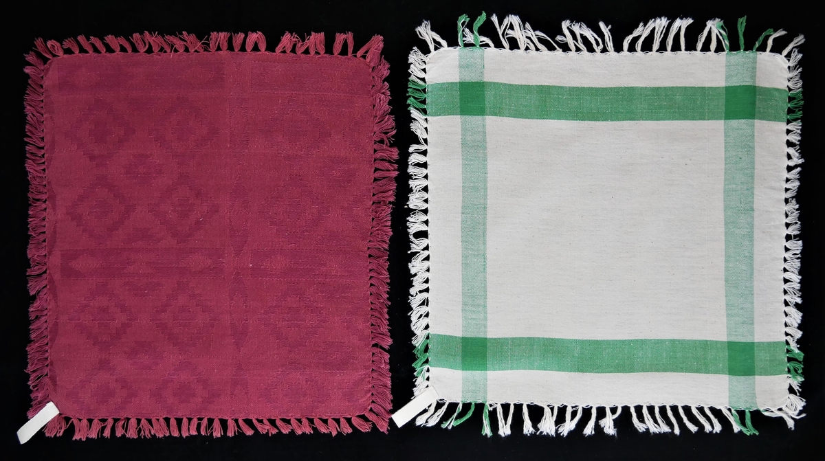 31 dukar/løparar/brikker i ulike utformingar og storleikar. Nokre av dei er brodert for hand, medan nokre er maskinelt framstilt. Tre større dukar, ni kvadratiske brikker, fem rektangulære brikker, fjorten løparar.