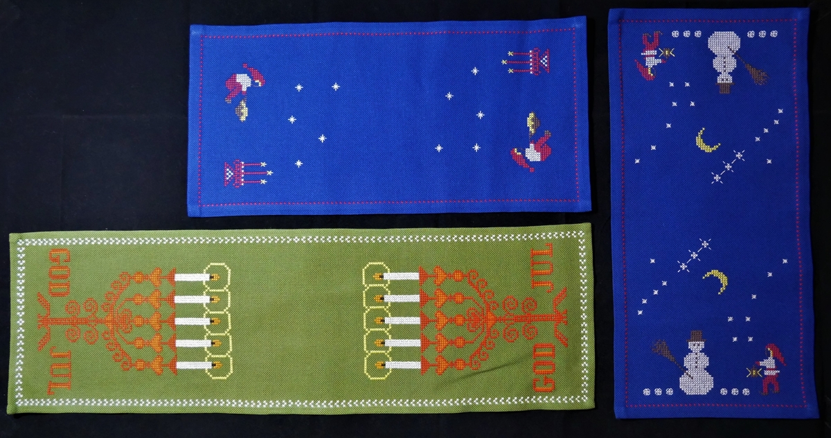 33 juledukar/ løparar/ brikker i ulike storleikar og utforming. Nokre av dei er brodert for hand, og nokre er maskinelt produserte. 6 stjerneforma brikker, 7 runde brikker, 2 kvadratiske brikker, 3 rektangulære brikker, 3 ovale løparar, 8 rektangulære løparar, 4 større dukar.