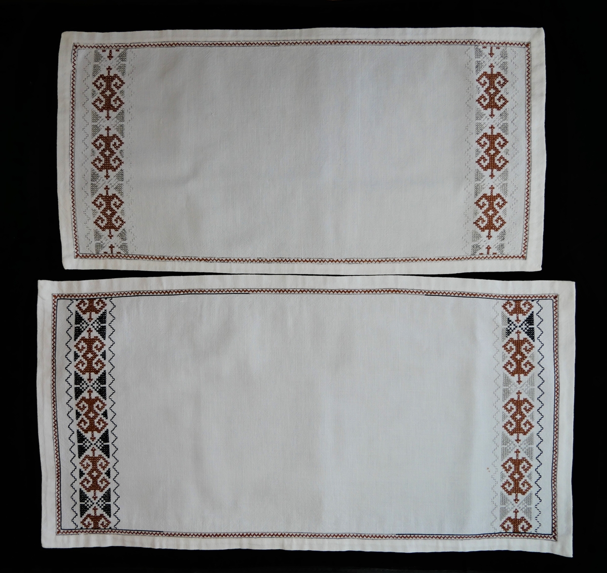 31 dukar/løparar/brikker i ulike utformingar og storleikar. Nokre av dei er brodert for hand, medan nokre er maskinelt framstilt. Tre større dukar, ni kvadratiske brikker, fem rektangulære brikker, fjorten løparar.