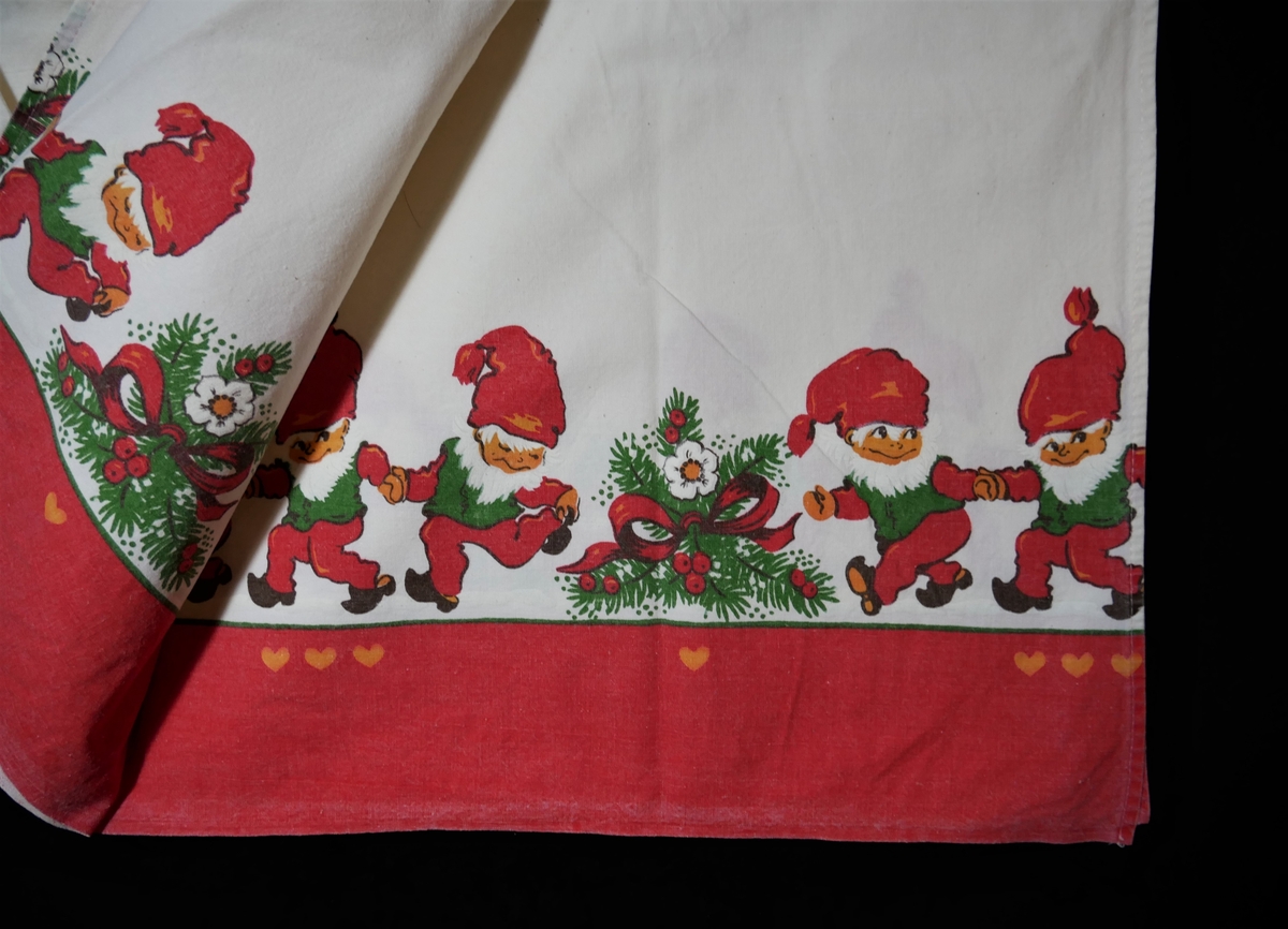 33 juledukar/ løparar/ brikker i ulike storleikar og utforming. Nokre av dei er brodert for hand, og nokre er maskinelt produserte. 6 stjerneforma brikker, 7 runde brikker, 2 kvadratiske brikker, 3 rektangulære brikker, 3 ovale løparar, 8 rektangulære løparar, 4 større dukar.