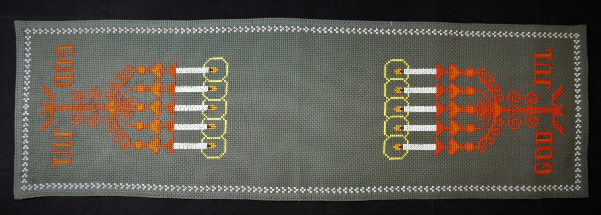 33 juledukar/ løparar/ brikker i ulike storleikar og utforming. Nokre av dei er brodert for hand, og nokre er maskinelt produserte. 6 stjerneforma brikker, 7 runde brikker, 2 kvadratiske brikker, 3 rektangulære brikker, 3 ovale løparar, 8 rektangulære løparar, 4 større dukar.