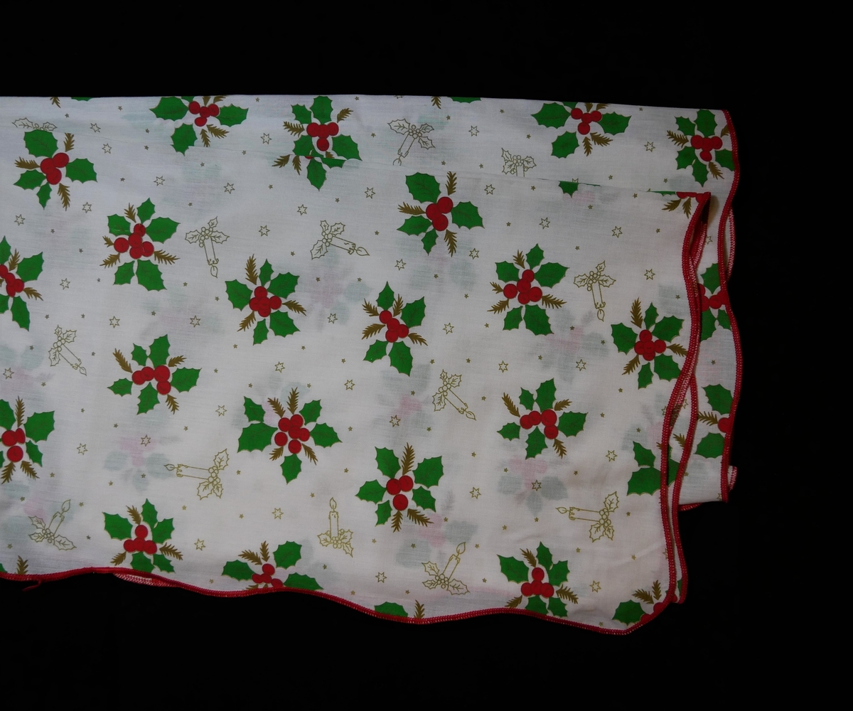 33 juledukar/ løparar/ brikker i ulike storleikar og utforming. Nokre av dei er brodert for hand, og nokre er maskinelt produserte. 6 stjerneforma brikker, 7 runde brikker, 2 kvadratiske brikker, 3 rektangulære brikker, 3 ovale løparar, 8 rektangulære løparar, 4 større dukar.