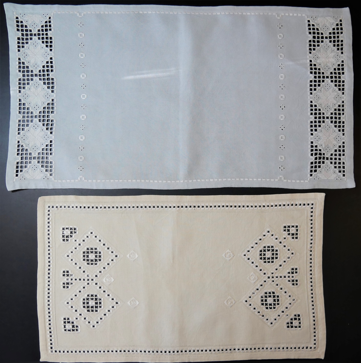 31 dukar/løparar/brikker i ulike utformingar og storleikar. Nokre av dei er brodert for hand, medan nokre er maskinelt framstilt. Tre større dukar, ni kvadratiske brikker, fem rektangulære brikker, fjorten løparar.