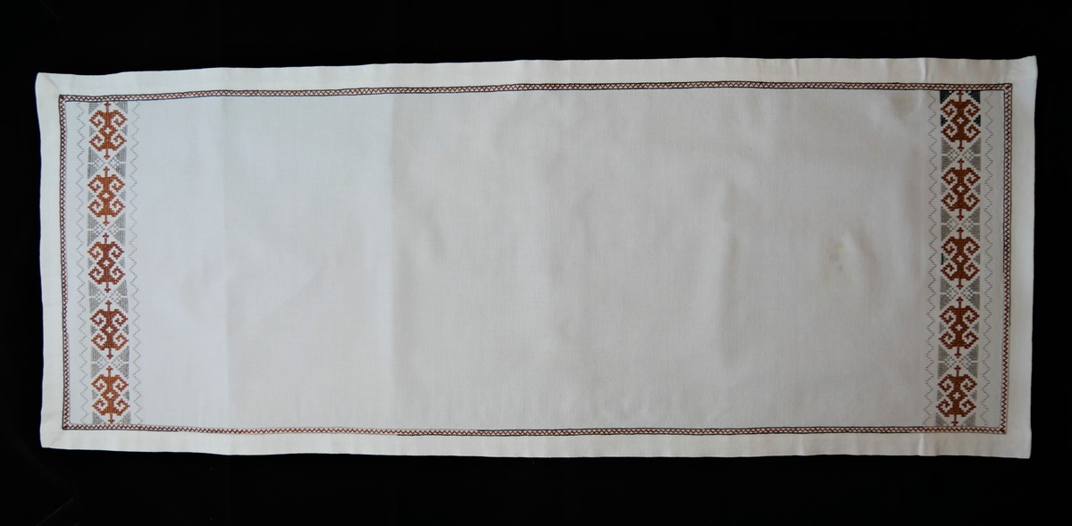 31 dukar/løparar/brikker i ulike utformingar og storleikar. Nokre av dei er brodert for hand, medan nokre er maskinelt framstilt. Tre større dukar, ni kvadratiske brikker, fem rektangulære brikker, fjorten løparar.