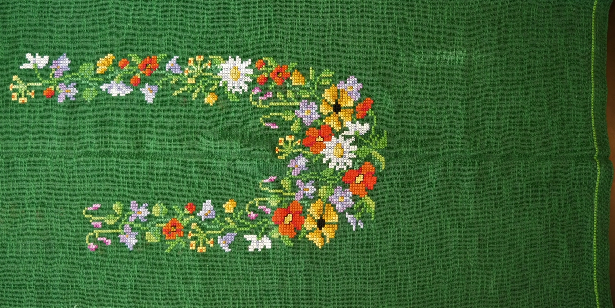31 dukar/løparar/brikker i ulike utformingar og storleikar. Nokre av dei er brodert for hand, medan nokre er maskinelt framstilt. Tre større dukar, ni kvadratiske brikker, fem rektangulære brikker, fjorten løparar.