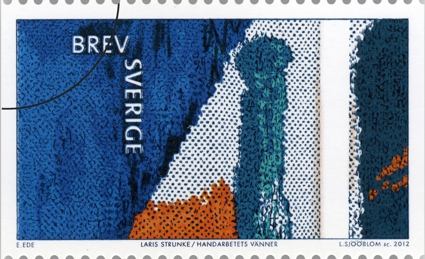 Ett självhäftande frimärke på häfte om 10 frimärken med fem olika motiv. Frimärket är en detalj, reproduktion av Laris Strunke / Handarbetets vänner "Hommage à tuskaft" (1991) . Brevporto motsvarande valör 6 kr.