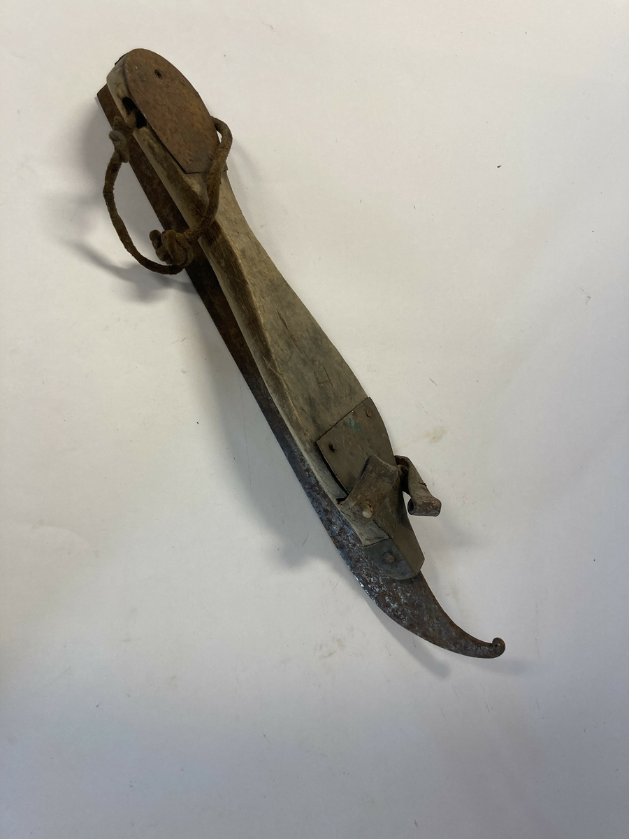 Odalsskøyte med enkel utforming. Merket H (høyre)