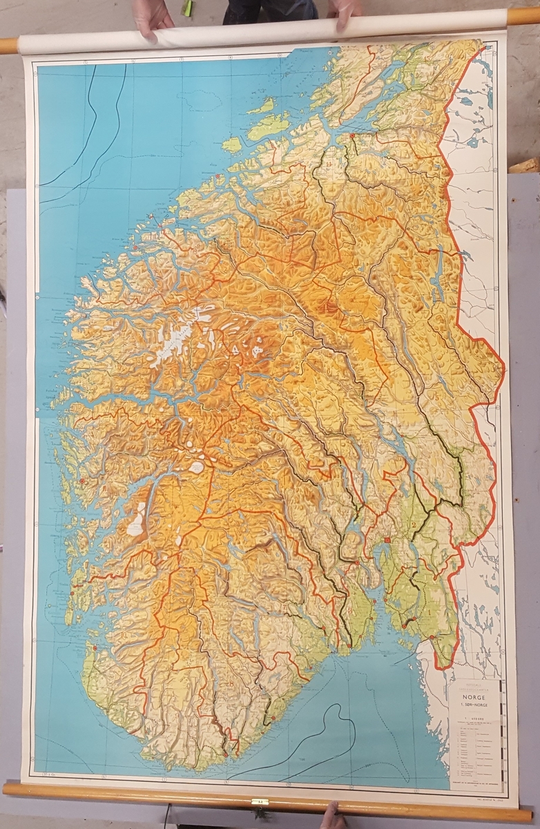 Form: Ulike størrelser rullet på treruller til dels m/metall i endene.