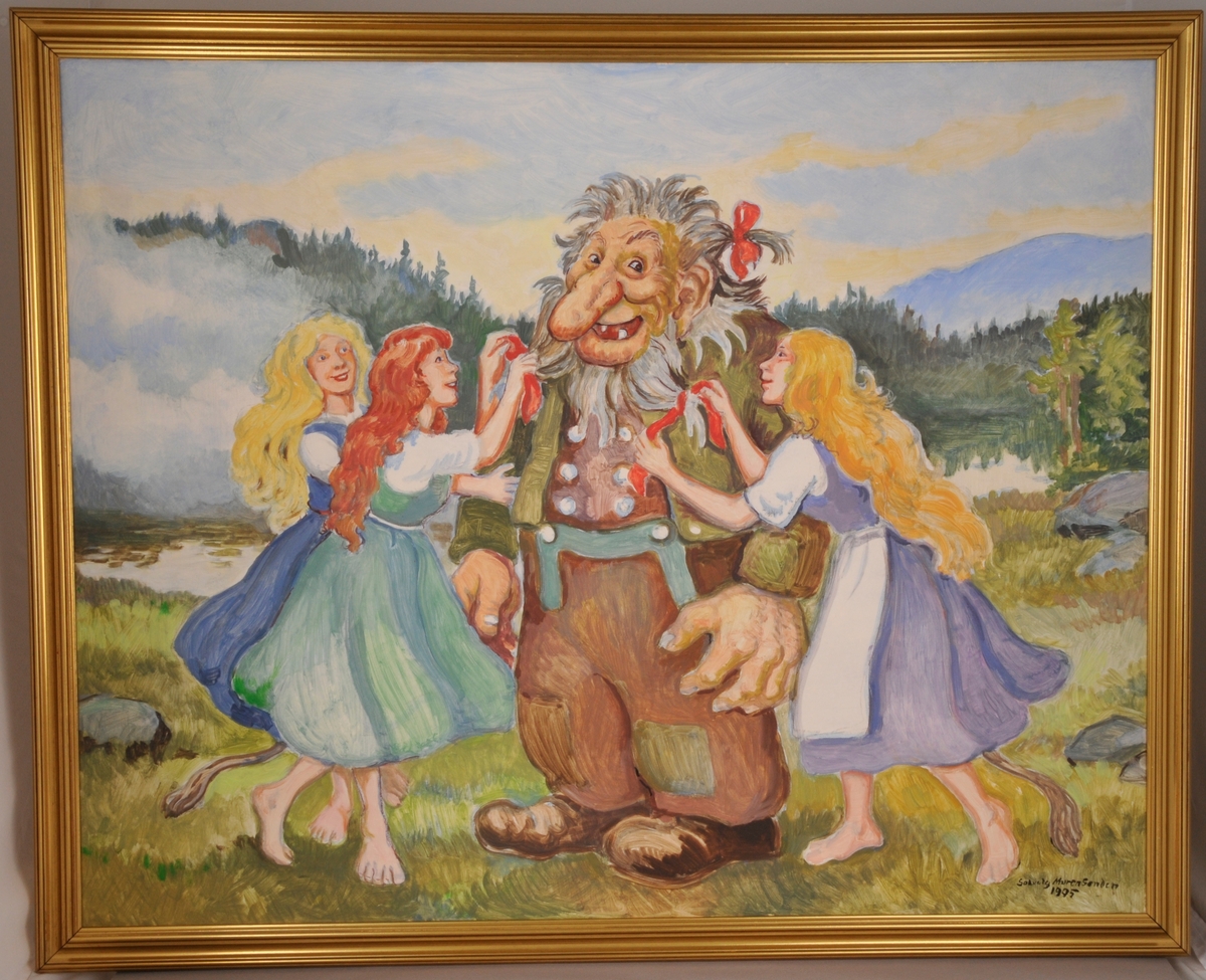 Tannlaus og blid trollfar med stor nase i folkedrakt, lappar på knea. To blonde og ei raudhåra, flotte, huldrejenter barføtt med hale, held han i armen og knyttar raude band i hår og skjegg. Gras og nokre steinar, I bakgrunn eit tjern m litt skodde over, skog, eit fjell i det fjerne og himmel med lette skyar.