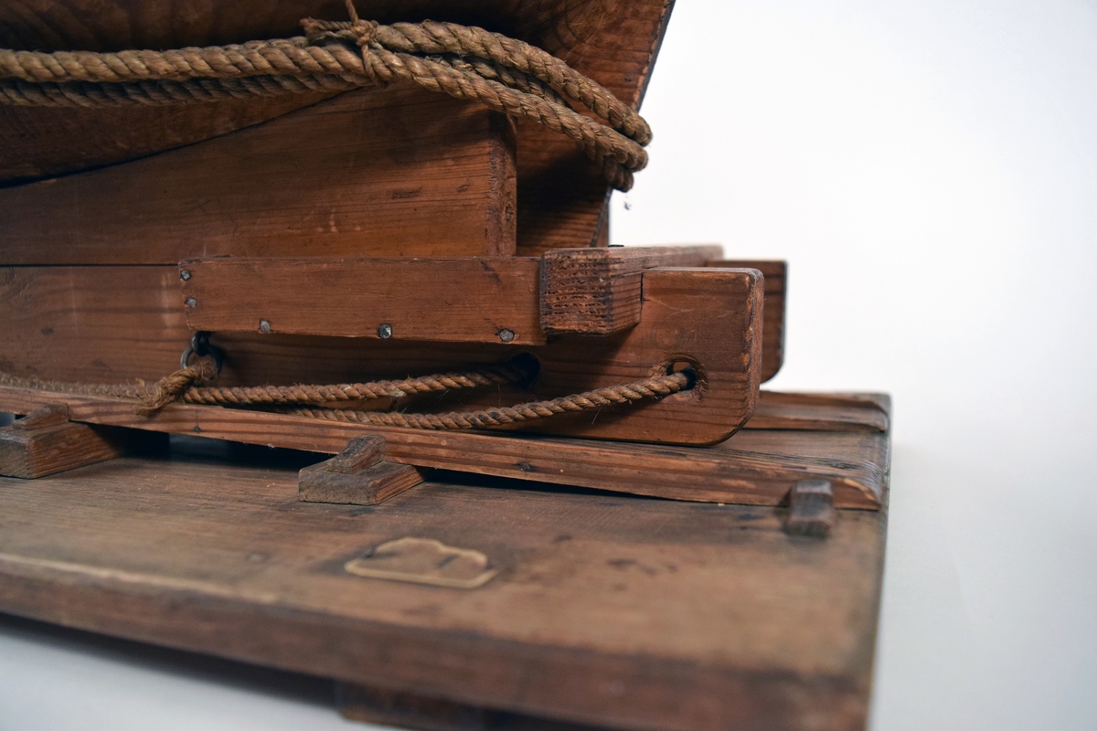 Modell av ett fartyg stående på en upphalningssläde som i sin tur står på en slip. Fartyget består av ett grovt utformat skrov uthugget ur ett trästycke, med kanonportar.
Upphalningssläden, som också är grovt utformad, passar inte till skrovet. Både skrov och släde är försett med olika former av linor och trossar för att användas vid upphalning på en slip. Modellen är omålad.

Löa (mm): 970Modellens dimensioner (mm):  L 955  B 290   H 340