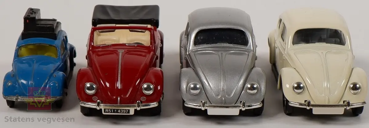 Fire miniatyrmodeller av Volkswagen Type 1. Hovedfargen på bilene er hvit, burgunder, sølv og blå. En av bilene er av typen kabriolet. Modellene er laget hovedsakelig i metall, og tre modeller har plastunderstell.