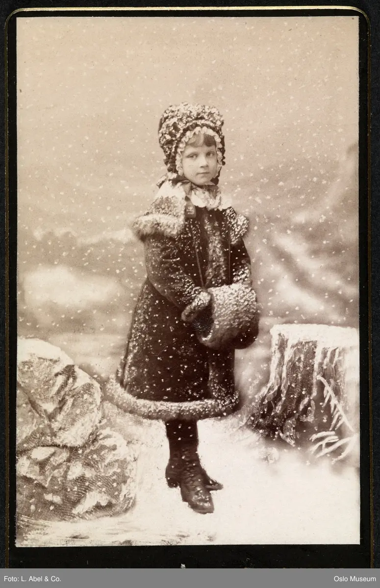 portrett, jente, stående helfigur, kåpe, muffe, snøvær