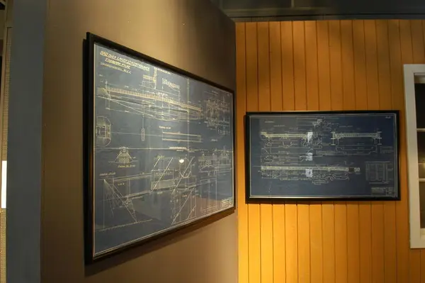 Plantegninger stilt ut på to vegger.