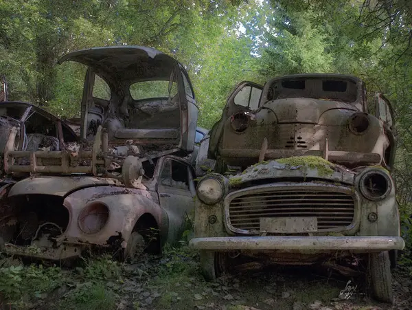 Bilde fra utstillingen Uvirkelig virkelighet. Motivet er flere bilvrak oppå hverandre.