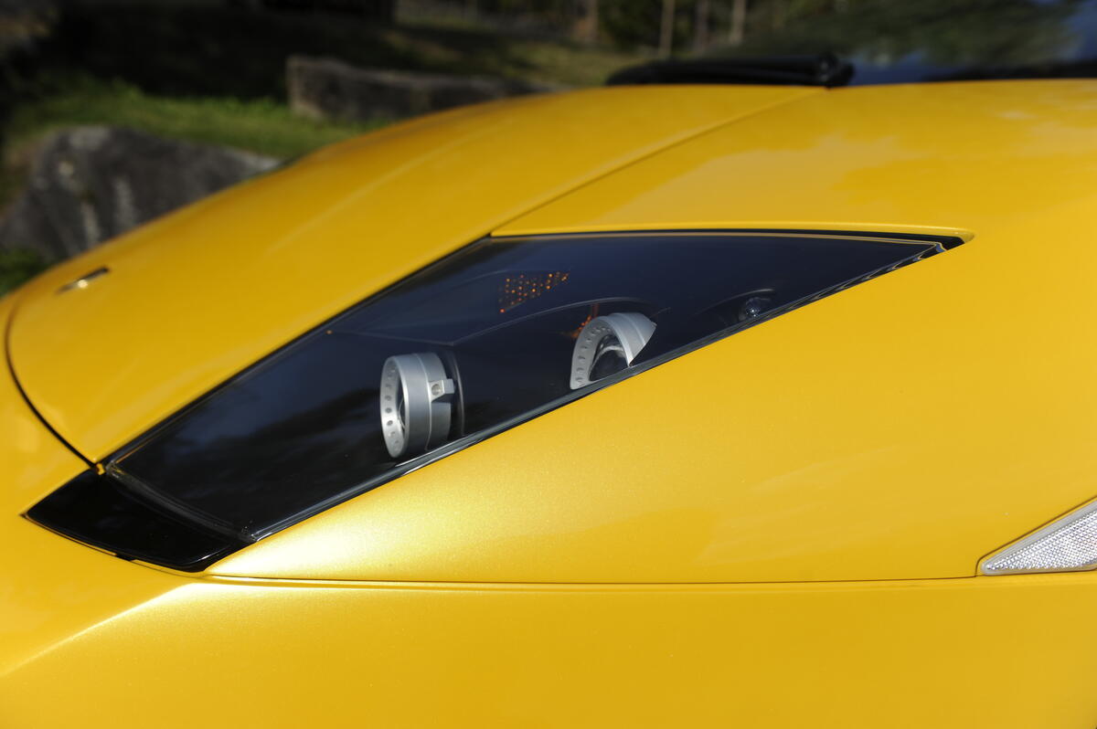 Detalj av lykt på en bil.