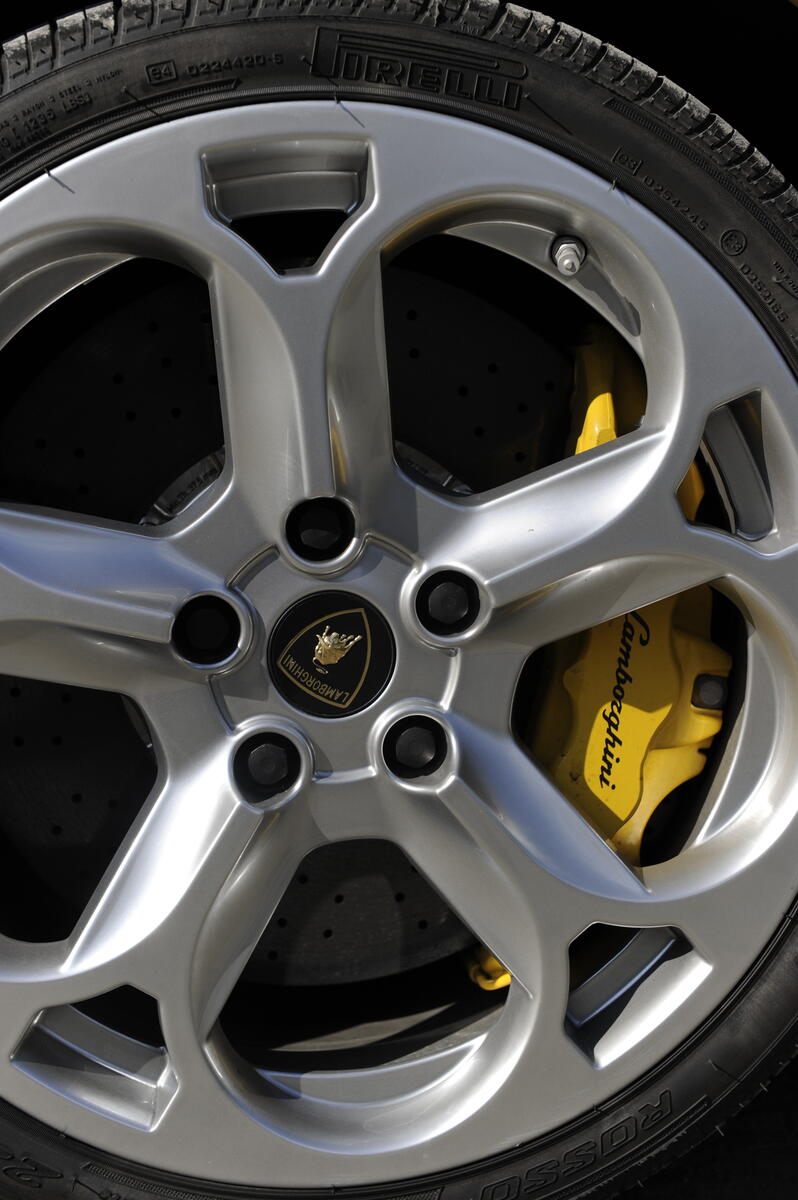 Detalj av et bilhjul.