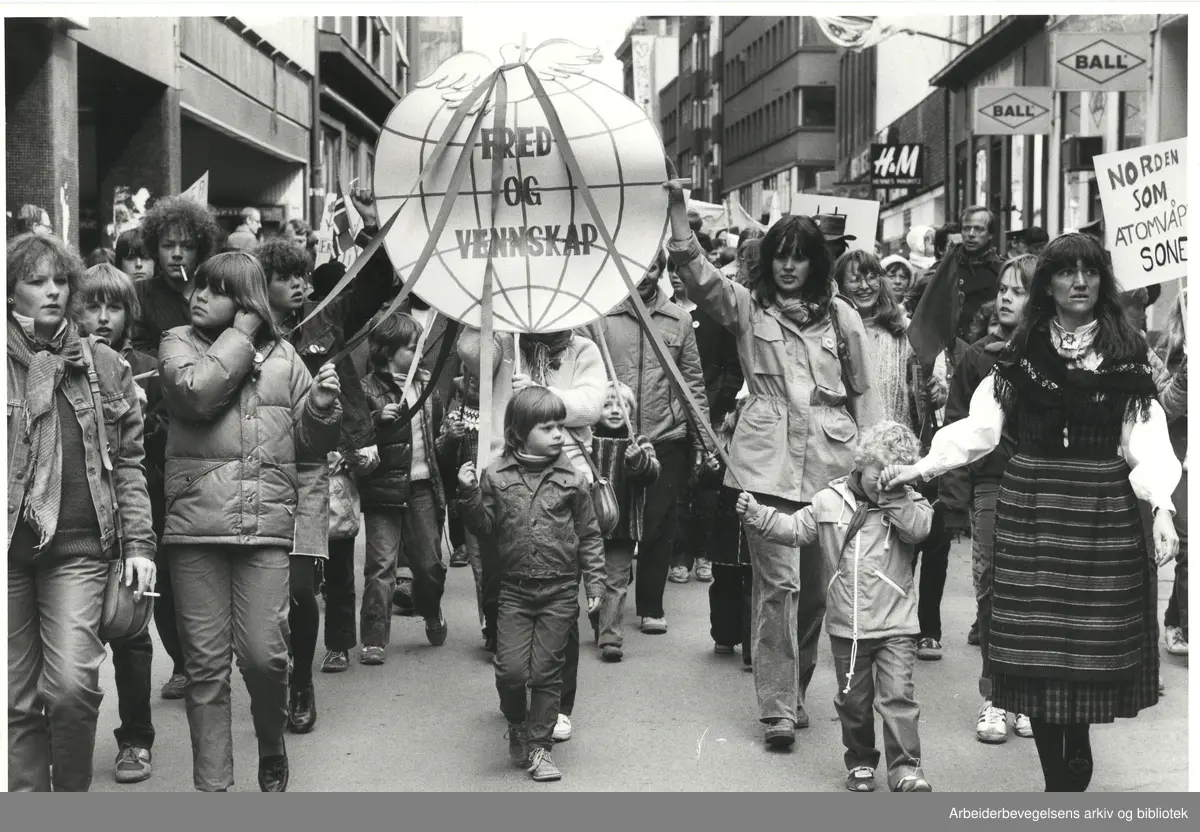 1. mai 1982, Oslo. Parole: Fred og vennskap.