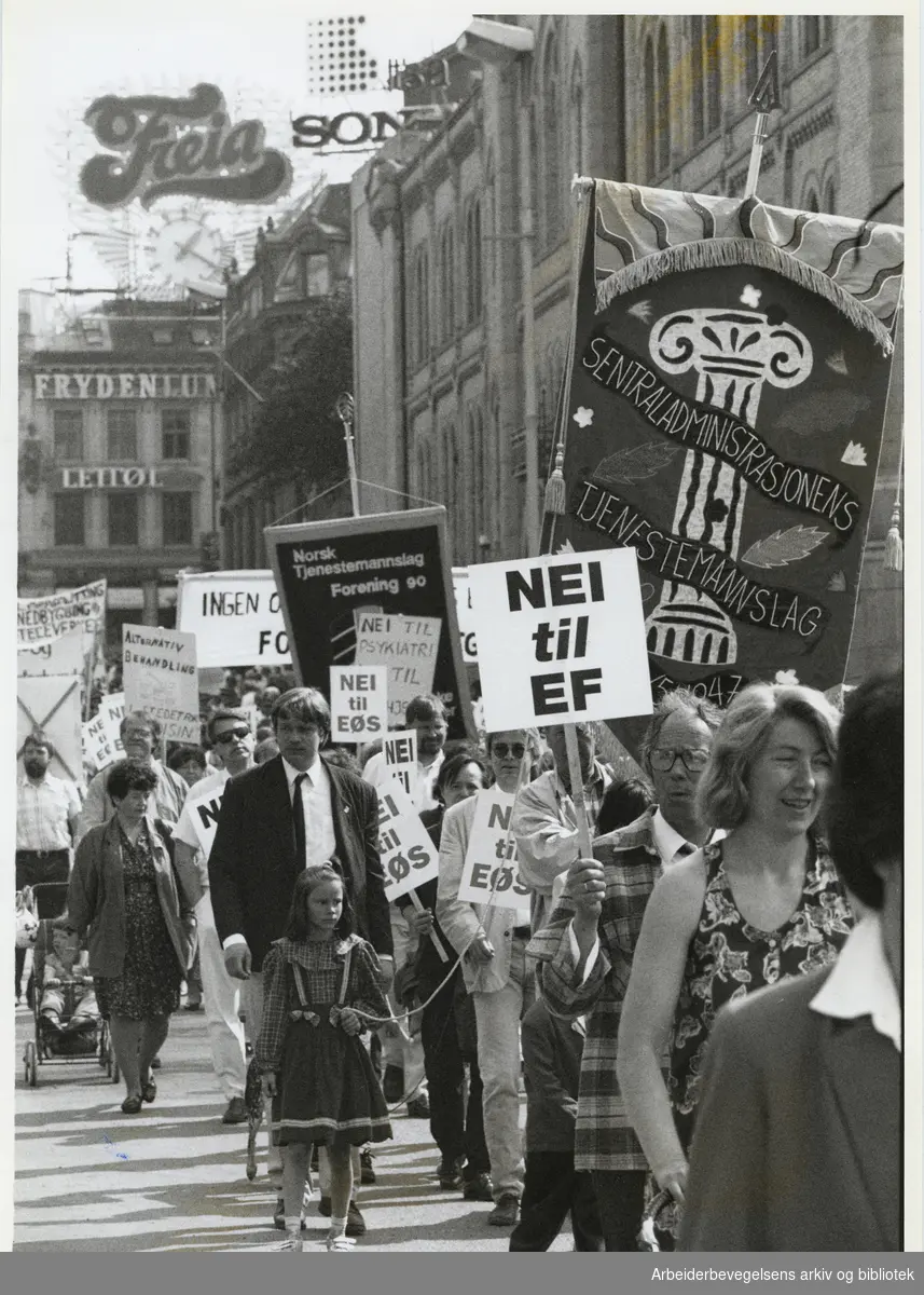 1. mai 1993, Oslo. Parole: Nei til EF, Fane: Sentraladministrasjonens tjenestemannslag.