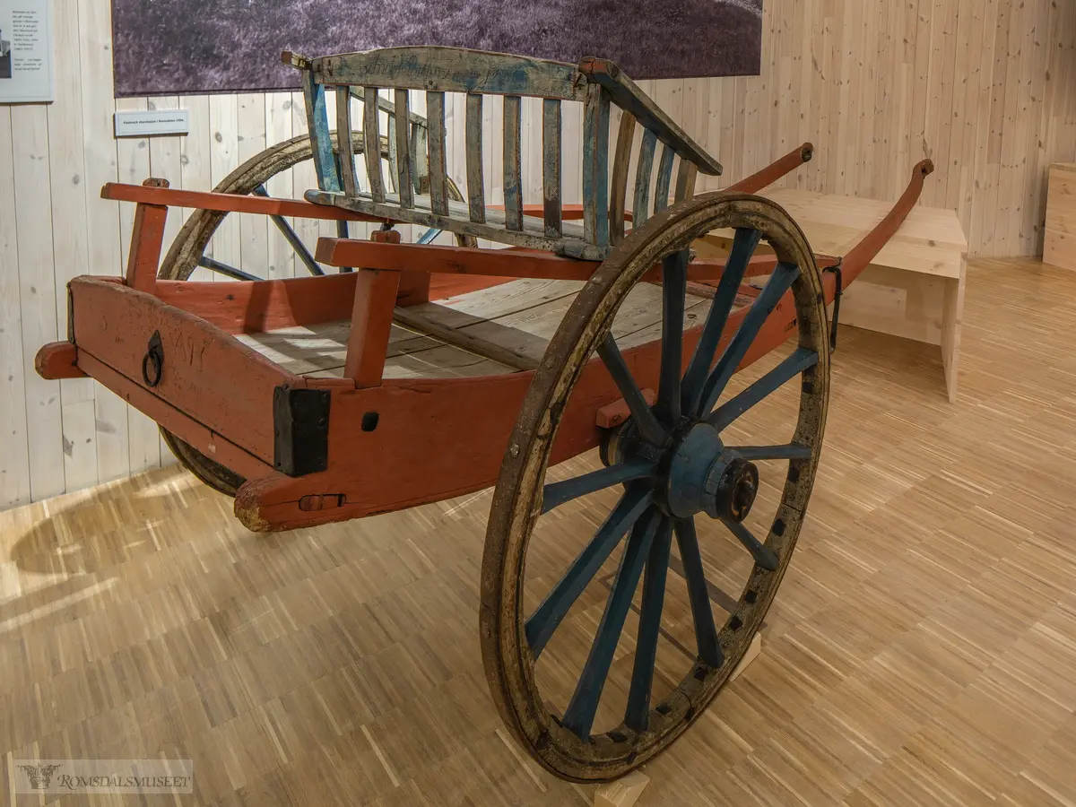 Fra utstillingen "i vognskjulet". .Reisekjerre fra Bergsvik.Denne kjerra har tilhørt Anders Paulsen Bergsvik (1817 - 1895). Anders bodde på garden Øvre Bergsvik som ligger på Nesjestranda. Han fikk skjøte på garden i 1841. Det er ei innskrift bakpå, der Anders har skrevet navnet sitt og årstallet 1856...Kjerra er ei typisk reisekjerre fra tida rundt 1850 og fantes på mange garder. Understellet har ikke fjærer og vogna har faste skjæker. Det er plass til to personer i setet, samt litt bagasje eller annet gods. Vi vet lite om hvordan kjerra ble brukt på Bergsvik, men antakelig har den blitt benyttet til transport til og fra Hamnavika. Den ble trolig også brukt når folket på garden skulle til kirka på Veøya. .Reisekjerre fra Bergsvik.Denne kjerra har tilhørt Anders Paulsen Bergsvik (1817 - 1895). Anders bodde på garden Øvre Bergsvik som ligger på Nesjestranda. Han fikk skjøte på garden i 1841. Det er ei innskrift bakpå, der Anders har skrevet navnet sitt og årstallet 1856...Kjerra er ei typisk reisekjerre fra tida rundt 1850 og fantes på mange garder. Understellet har ikke fjærer og vogna har faste skjæker. Det er plass til to personer i setet, samt litt bagasje eller annet gods. Vi vet lite om hvordan kjerra ble brukt på Bergsvik, men antakelig har den blitt benyttet til transport til og fra Hamnavika. Den ble trolig også brukt når folket på garden skulle til kirka på Veøya.