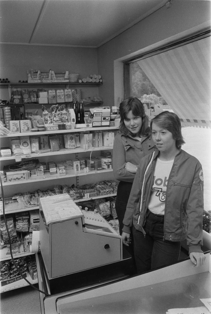 Leirfjord, Leirosen. Ansatte ved bensinstasjonen. Foran: Arnhild Teigen (g. Sommerbakk), bak: Anne Karin Røstad (g. Fagervik), datter til Gudmund Røstad, som eier bensinstasjonen.
Bildet er brukt i Leirfjordkalenderen - november 2012
Bildet fra Helgeland Arbeiderblad sin sommerpatrulje.
Finnes også som VBH.F.2011-010-0018
Bildet er brukt i Leirfjordkalenderen - 2012