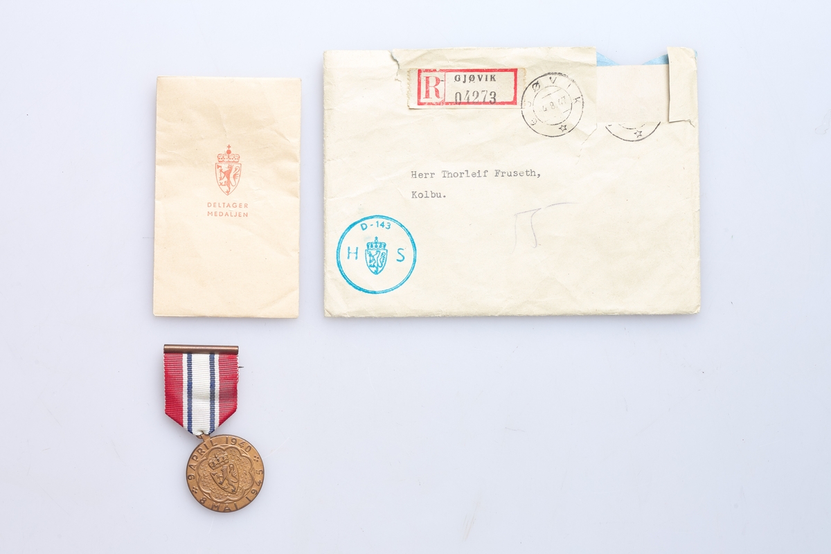 Deltakermedalje (a) gitt for deltakelse i hjemmestyrkene (HS) under andre verdenskrig. Støpt medalje hengende i stoff med flaggets farger. Medaljen ble oversendt i en liten gul papirkonvolutt (b) merket med riksvåpenet på forsiden og Deltakermedaljen. Medfølgende et brev (c) sendt rekommandert i posten fra HS, D-143 i en konvolutt (d).