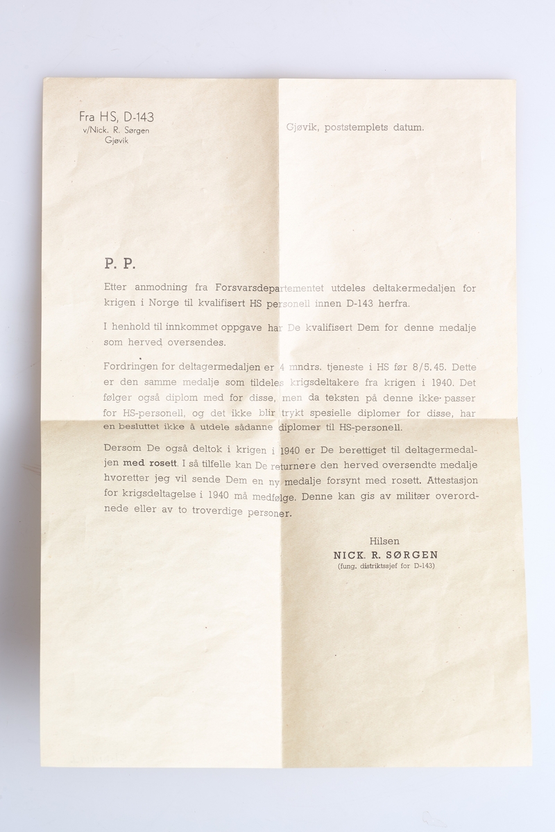 Deltakermedalje (a) gitt for deltakelse i hjemmestyrkene (HS) under andre verdenskrig. Støpt medalje hengende i stoff med flaggets farger. Medaljen ble oversendt i en liten gul papirkonvolutt (b) merket med riksvåpenet på forsiden og Deltakermedaljen. Medfølgende et brev (c) sendt rekommandert i posten fra HS, D-143 i en konvolutt (d).