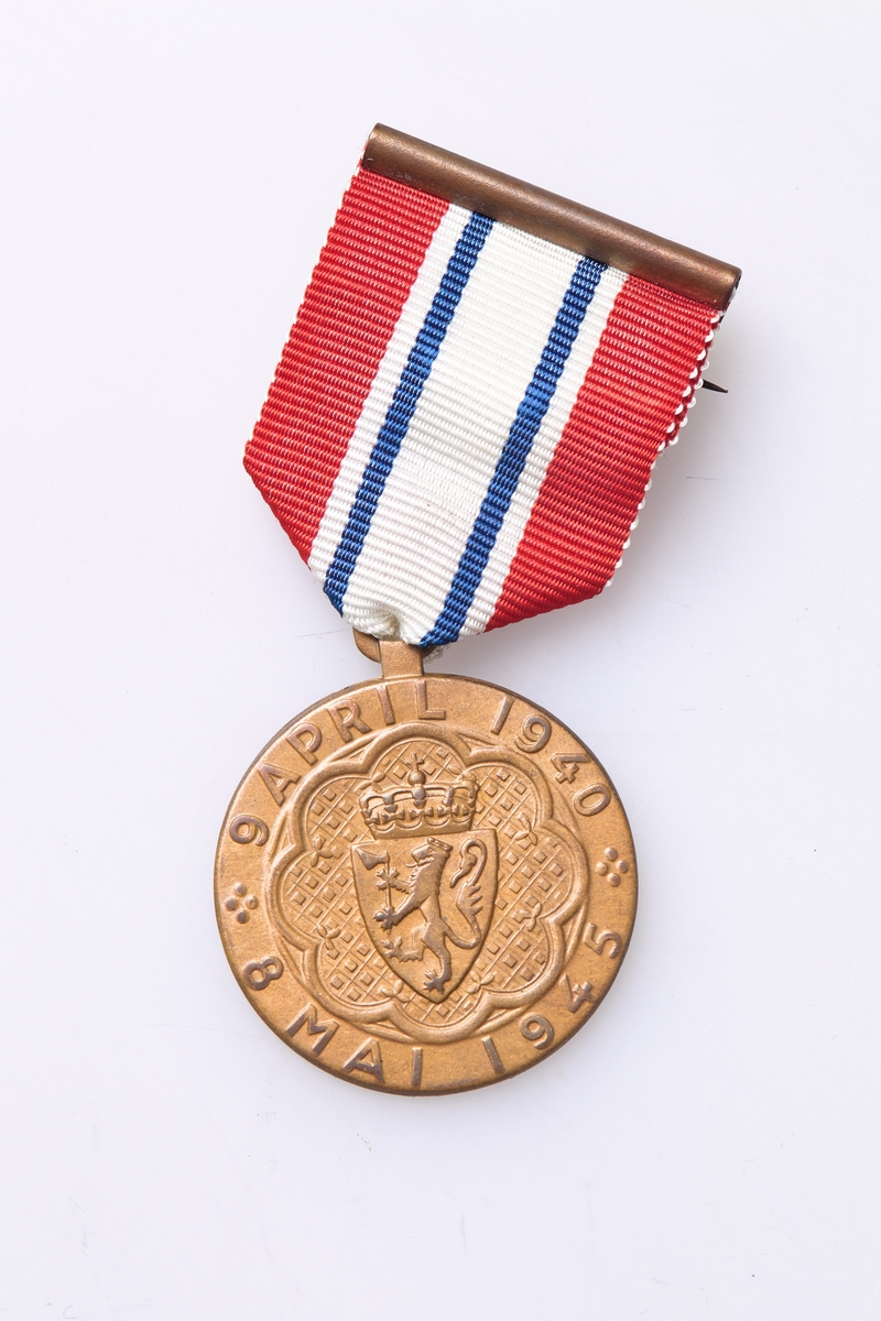 Deltakermedalje (a) gitt for deltakelse i hjemmestyrkene (HS) under andre verdenskrig. Støpt medalje hengende i stoff med flaggets farger. Medaljen ble oversendt i en liten gul papirkonvolutt (b) merket med riksvåpenet på forsiden og Deltakermedaljen. Medfølgende et brev (c) sendt rekommandert i posten fra HS, D-143 i en konvolutt (d).