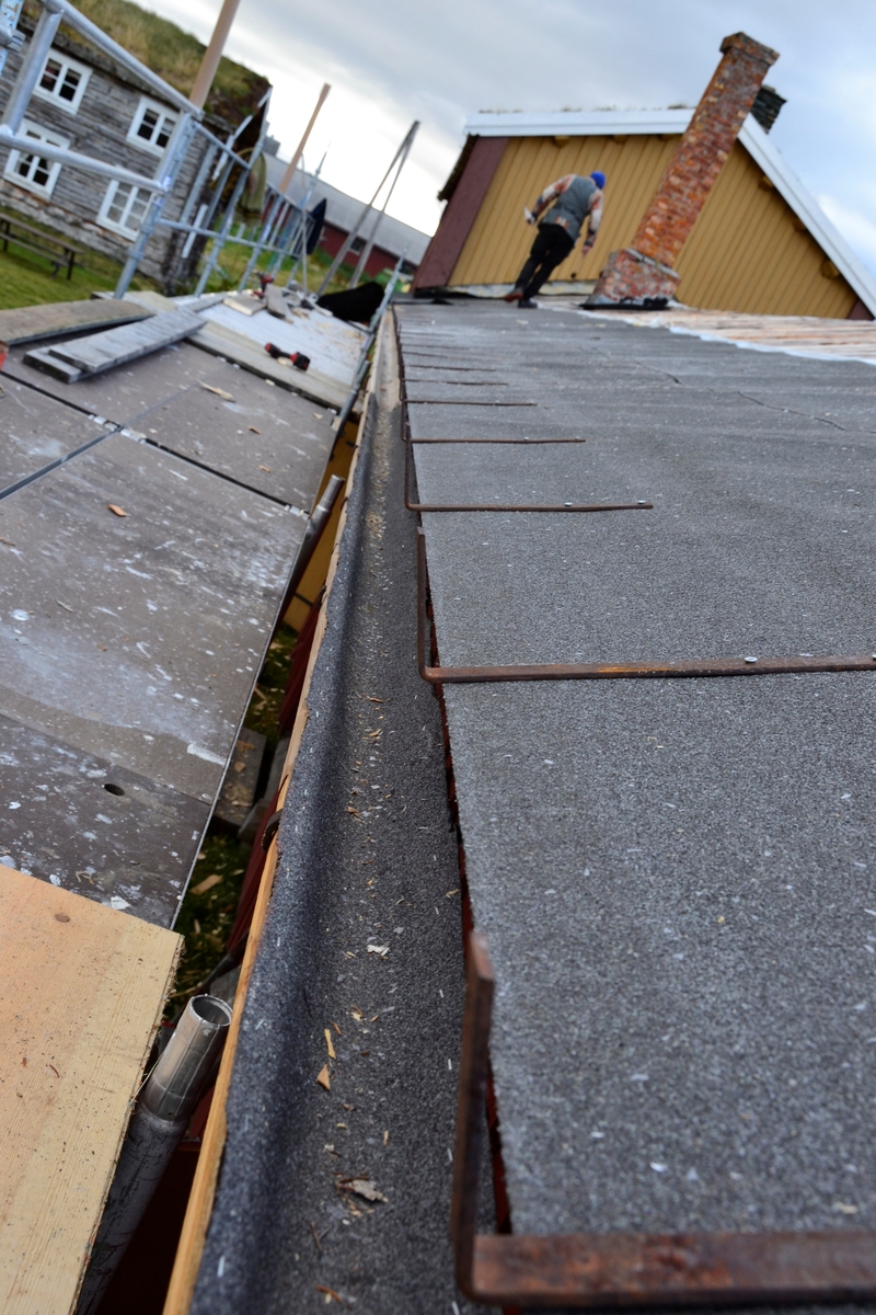 Legging av torvtak. Oddentunet