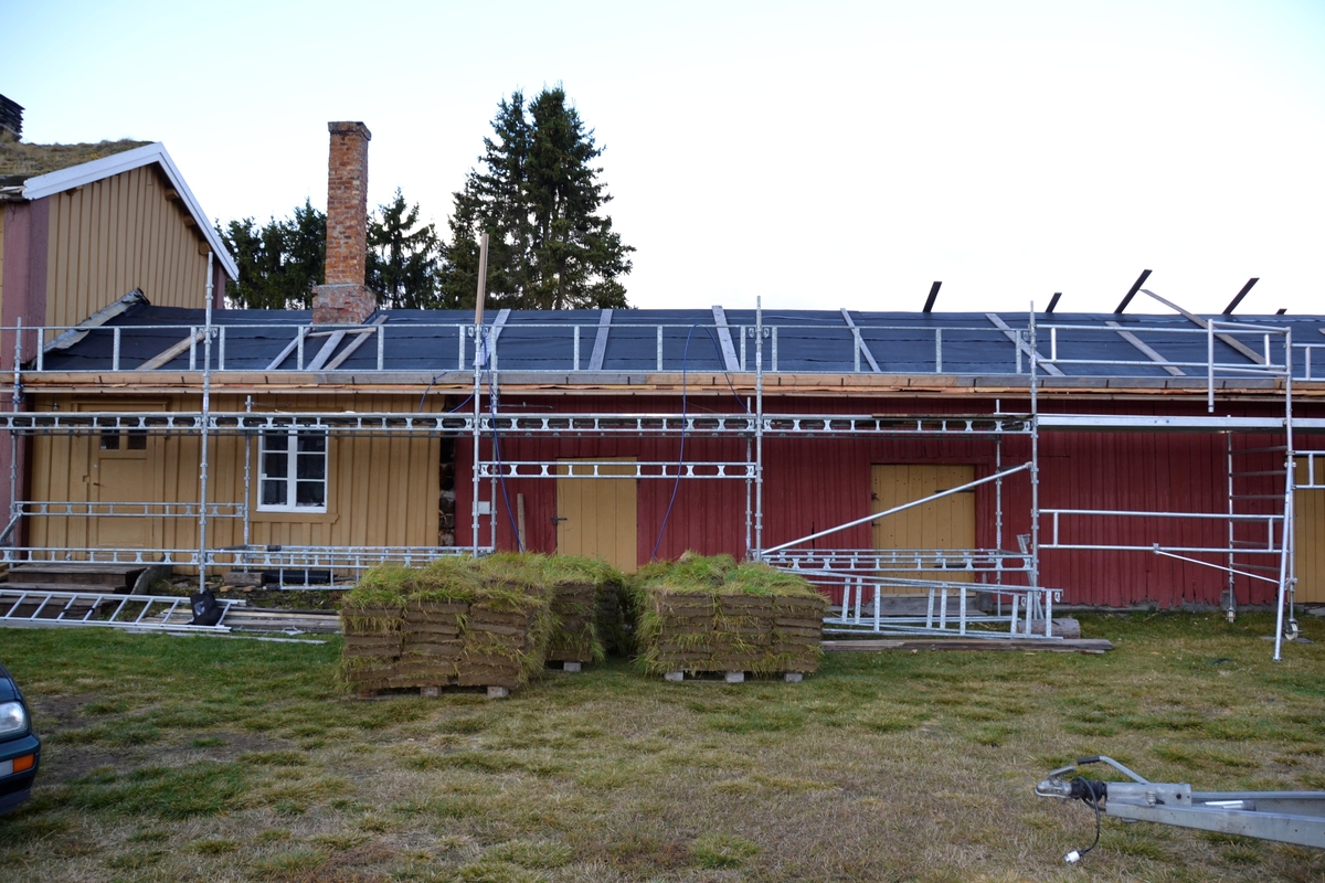 Legging av torvtak. Oddentunet
